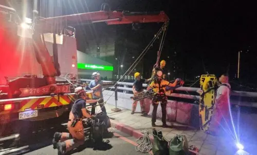 ▲15號晚間，新竹一名老婦人從9米高的和平橋墜落，重摔水泥地命危。（圖／消防提供）