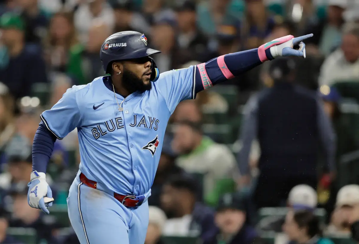 ▲多倫多藍鳥隊主砲小葛雷諾（Vladimir Guerrero Jr.）在美聯冠軍系列戰第三戰中轟出陽春砲，追平何塞包提斯塔的隊史紀錄，也幫助藍鳥隊重燃反攻希望。（圖／路透／達志影像）