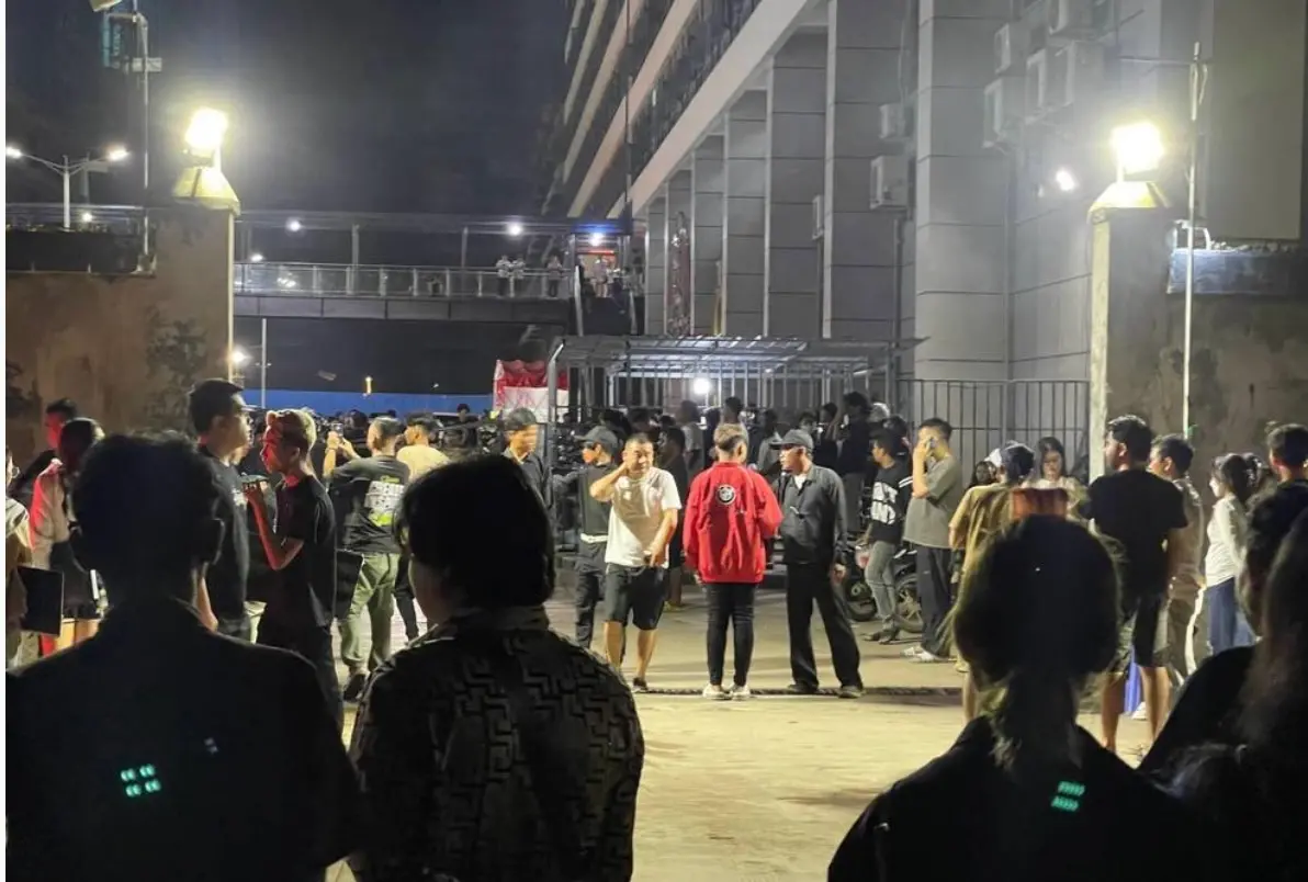 ▲柬埔寨詐騙園區中國城深夜突有大量公司解散，員工被車輛接應帶走。（圖／翻攝自柬中時報）