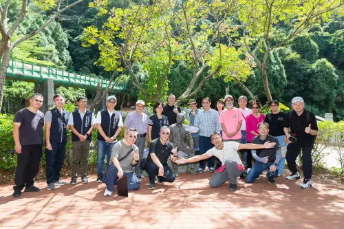 ▲嶺東USR團隊與新社區長、石岡區長及在地業者攜手參訪白冷圳水流域。（圖／嶺東科大提供）