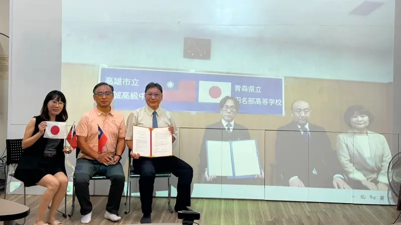 ▲福誠高中校長夏日新（左三）與田名部高校校長山田昭（右三）共同代表線上完成簽署。（圖／高市府教育局提供）