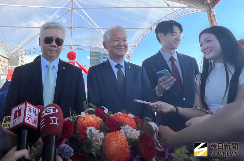 ▲台新新光金控總經理林維俊（左一）今（16）日強調，新光人壽從頭到尾沒想從台北市政府及台北市民納稅人拿一毛錢，補償金是新壽與輝達的事。（圖／記者顏真真攝）