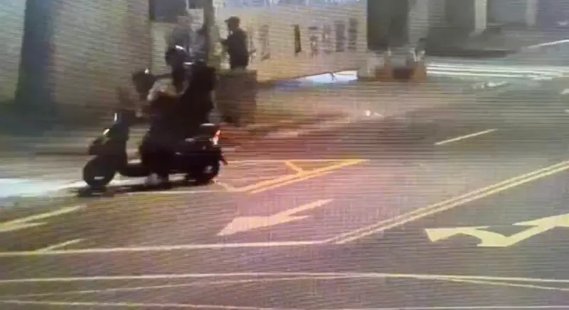 ▲台北市松山區14日傳出當街猥褻，所幸路過的機車情侶檔上前制止。（圖／翻攝畫面）