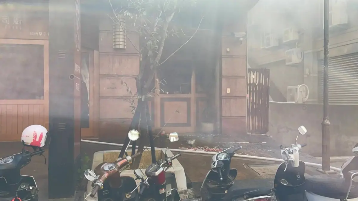 桃園蘆竹早餐店驚傳氣爆！門窗碎裂竄濃煙 69歲男燒燙傷送醫