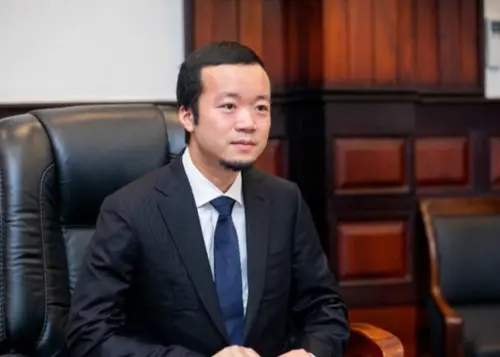 ▲柬埔寨太子集團創辦人陳志涉及全球跨境詐騙，被美國及英國起訴。（圖／太子集團網頁）