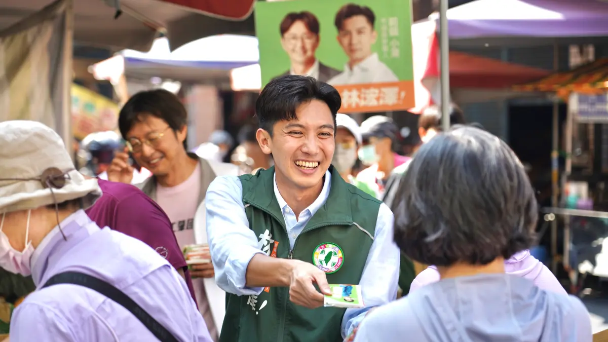 ▲高雄市議員選舉的前鎮小港參選人林浤澤，從10月中旬開始邀請多位具有完整基層政治歷練的青年世代前輩與好友陪同掃街拜票。（圖／高雄市議員（前鎮小港區）參選人林浤澤提供）