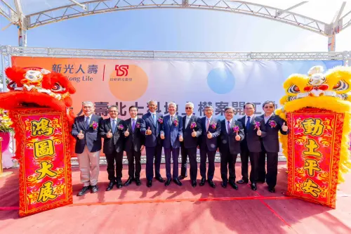 ▲新光人壽北士科T17及T18地上權案今（16）日舉行「開工動土典禮」，左起建國工程董事長吳昌修、李祖原聯合建築師事務所總經理吳文圳、中華民國創投公會理事長邱德成、新光人壽副董事長洪士琪、新光人壽董事長魏寶生、台新新光金控總經理林維俊、新光人壽總經理黃敏義、新光人壽副總經理陳芝貴、李祖原聯合建築師事務所建築師黃文旭、建國工程董事長總經理甘茂盛共同合影。（圖／新光人壽提供）。