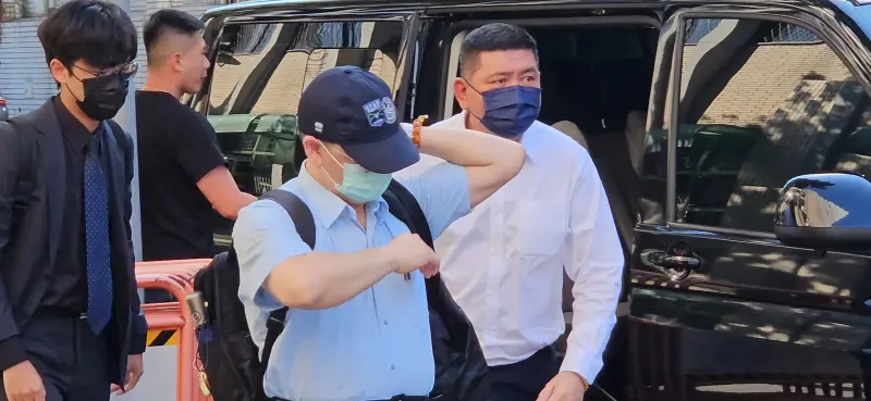 ▲藝人NONO涉嫌性侵多名女子，一審判2年6個月，他為二審出庭時仍穿著白襯衫加黑西裝褲的「輕判戰袍」。（圖／記者劉松霖攝）