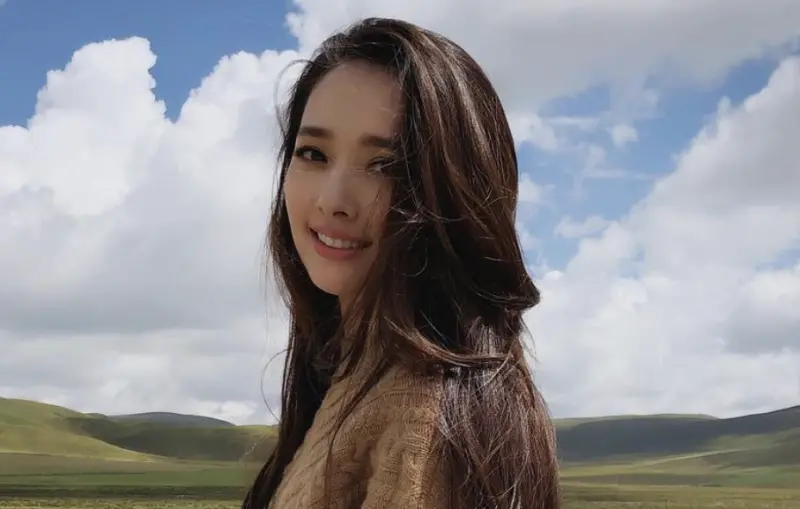 ▲向太近日分享與郭碧婷（如圖）的互動，稱讚她陪伴爸爸不忘兼顧家庭，不料被營銷號解讀成「郭父病危」，對此郭父發文回應，坦言有心臟衰竭女兒才來陪伴，更自嘲：「被傳病危了大家來捻個香」。（圖／翻攝自IG k_b_t_hayden）