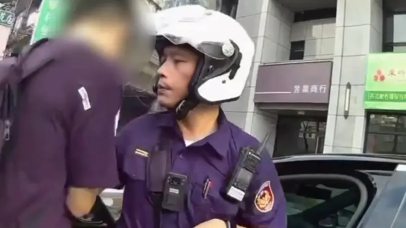 ▲一名24歲的廖姓男子違停被員警盤查，發現其車內儀表板下放有K他命粉末。（圖／翻攝畫面）