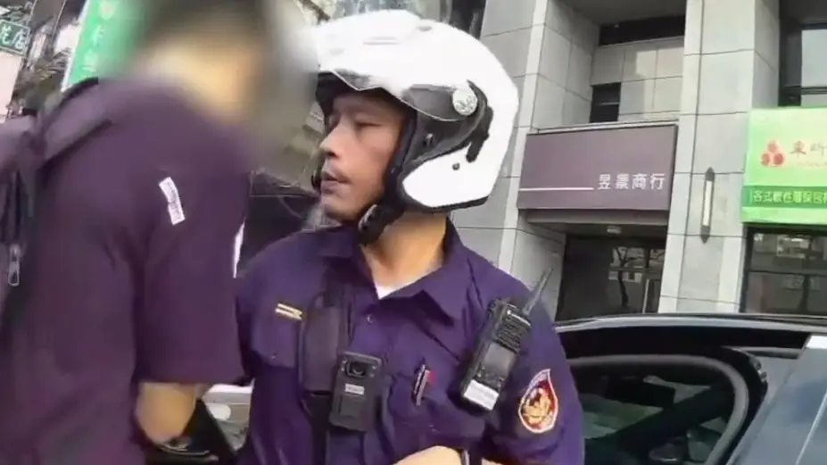 新北男違停GG了⋯車內搜出「這1物」拔腿狂逃！被壓制狼狽畫面曝