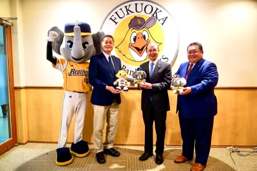 ▲畫中信兄弟吉祥物小翔（左1）、中信育樂副董事長高英傑（左2）、福岡軟銀鷹會長王貞治（右2）與福岡軟銀鷹代表取締役専務太田宏昭（右1）。（圖／悍創提供）