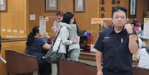 ▲應曉薇辦保全程，女兒應佳妤都陪在旁邊，母女不時相擁。（圖／翻攝畫面）