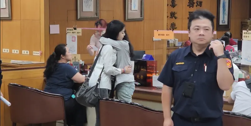 ▲應曉薇辦保全程,女兒應佳妤都陪在旁邊,母女不時相擁。(圖/翻攝畫面)