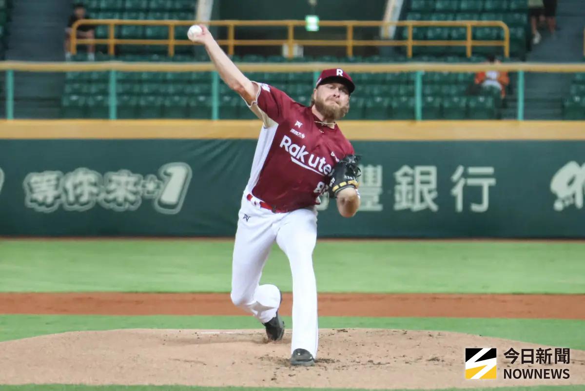 ▲樂天桃猿洋投波賽樂今日受訪時澄清，不是真的討厭兄弟，而是喜歡不被看好的球隊。（圖／記者朱永強攝 ,2025.10.13）