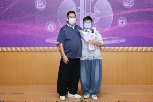 ▲患者雙側腎臟囊腫過大，腰圍甚至一度超過腿長，最終仍須進行腎臟移植，才能完成治療旅程。（圖／台北醫學大學醫療體系提供）