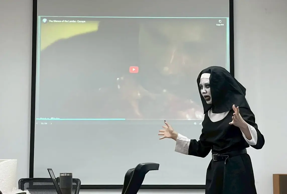 ▲東海大學林姓女教師為免來不及化妝，打扮成鬼修女上英文課。（圖／東海大學提供，2025.10.16）