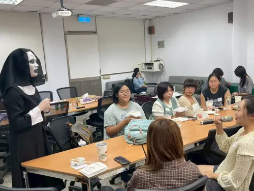 ▲東海大學林姓女教師打扮成鬼修女上英文課，引起網友熱議。（圖／東海大學提供，2025.10.16）