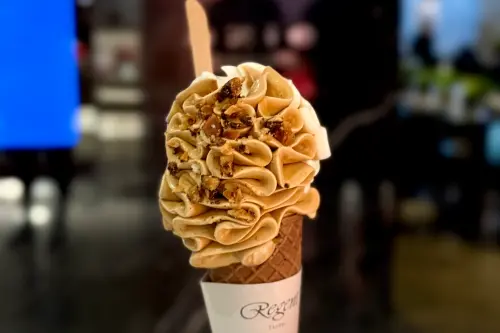 ▲「 DOLCE TACUBO」的花漾霜淇淋，外型甜美夢幻。（圖／記者葉盛耀攝）