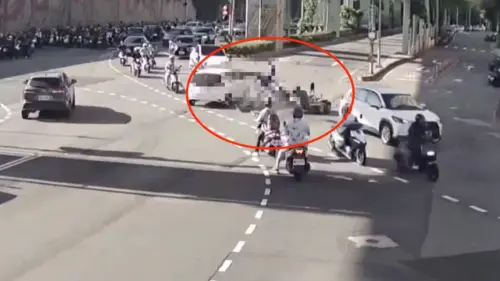 影／驚悚瞬間曝光！新北女闖紅燈「高速猛撞2騎士」當場噴飛倒地
