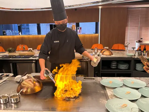 ▲馬辣「初海和牛鐵板燒」提供可選主餐的無菜單料理。（圖／馬辣集團提供）