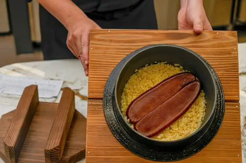 ▲「鐵板炒飯」使用整片烏魚子的豪邁份量。（圖／馬辣集團提供）