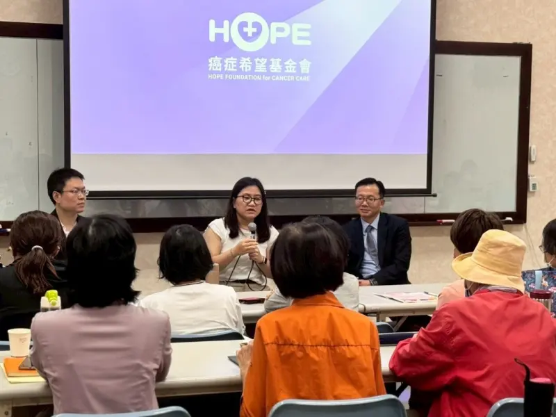 ▲癌症希望基金會舉辦乳癌學習營，由台中慈濟乳房醫學中心主任林金瑤(右1)等醫師，介紹乳癌治療新趨勢。（圖／主辦單位提供）(168.25 kb)