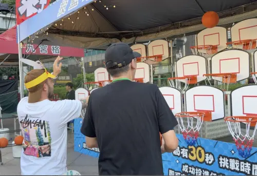 ▲台北101水舞廣場打造「寶可夢傳說 Z-A夜市祭」。（圖／記者周淑萍攝）