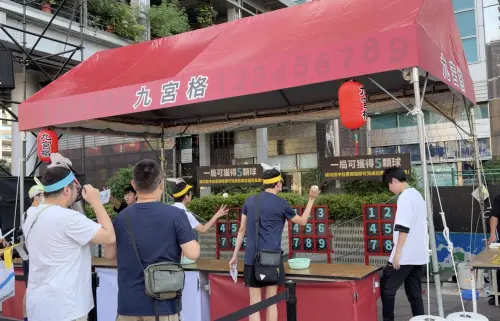 ▲台北101水舞廣場打造「寶可夢傳說 Z-A夜市祭」。（圖／記者周淑萍攝）