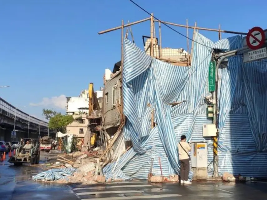 ▲新北市永和區一處工地正在進行都更拆除工程，鷹架不明原因倒塌砸傷女騎士。（圖／翻攝畫面）