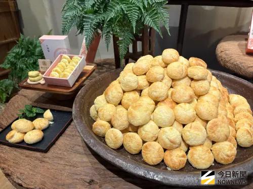 ▲陳允寶泉從內餡配方、餅皮做法，到厚薄比例，歷經無數次試驗與失敗，成功研發出直徑三公分的迷你太陽餅。（圖／記者金武鳳攝，2025.10.16)