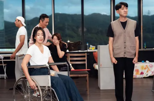 ▲遇上管理費欠繳風波的藝人隋棠（前排左）近期參與演出瓊瑤作品舞台劇《你的故事我的夢》，圖為彩排畫面。（圖／翻攝自表演工作坊臉書）