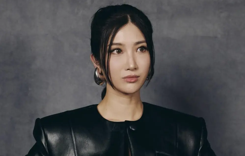 ▲動畫電影《Kpop 獵魔女團》主題曲〈Golden〉爆紅，在片中為主角Rumi獻聲的Ejae，過去曾當10年練習生卻無緣出道，歌曲〈Golden〉寫出她在音樂路上的艱辛歷程。（圖／@ejae_k IG）