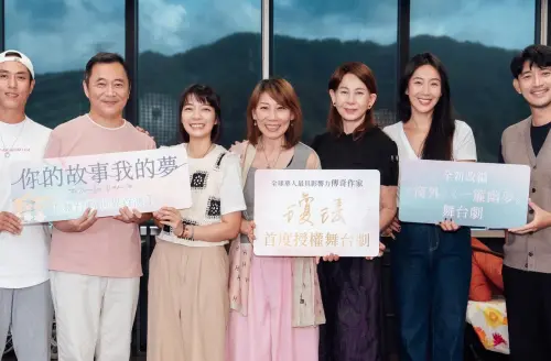 ▲隋棠（右二）近期參與演出瓊瑤作品舞台劇《你的故事我的夢》，全劇由郎祖筠（左四）執導，同劇組演員還有曾少宗（右一）、莊凱勛（左一）、湯志偉（左二）等人。（圖／翻攝自表演工作坊）