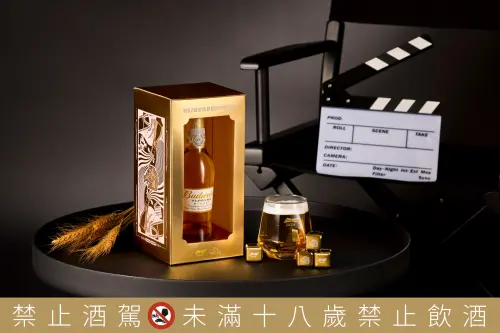 ▲「百威金尊×金馬62 金緻榮耀禮盒」，外盒以獨特雙面燙金設計，呈現閃耀金緻質感。（圖／品牌提供）