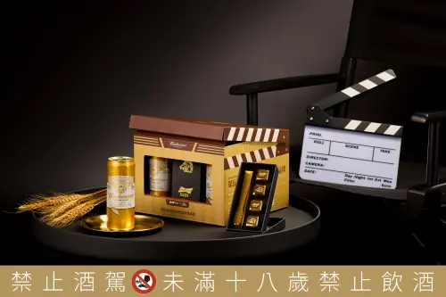 ▲「百威金尊×金馬62 金選時刻禮盒」聯名外盒以「場記板」為設計巧思，正面特以電影「景框」氛圍設計，而側面則使用場記板作為整體的設計亮點。（圖／品牌提供）