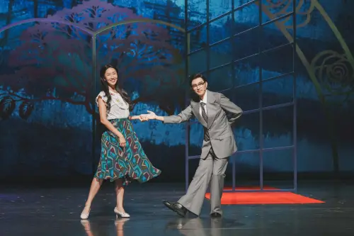 ▲隋棠（左）參與瓊瑤作品舞台劇《你的故事我的夢》演出，飾演婚禮賓客。右為演員曾少宗。（圖／寬宏藝術提供）