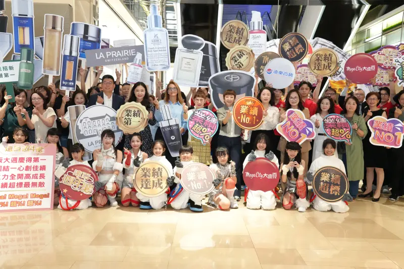 ▲板橋大遠百週年慶起跑，遠東百貨徐雪芳總經理與精品、化妝品各品牌主管一同造勢提振士氣，期望今年業績超標。（圖／遠百提供）