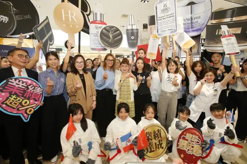 ▲板橋大遠百週年慶開打遠東百貨徐雪芳總經理(左5)與同仁們一同造勢帶領全館業績衝衝衝。（圖／遠百提供）