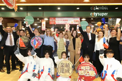 ▲板橋大遠百週年慶開打遠東百貨徐雪芳總經理(左5)與同仁們一同造勢期望全館業績達標。（圖／遠百提供）