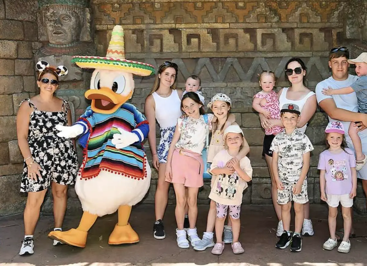 ▲英國一位22寶媽帶家人前往迪士尼旅遊，結果因為讓孩子缺課超過一個月，而被法院判處有罪必須繳納罰鍰。（圖／翻攝自Radford Family的IG）