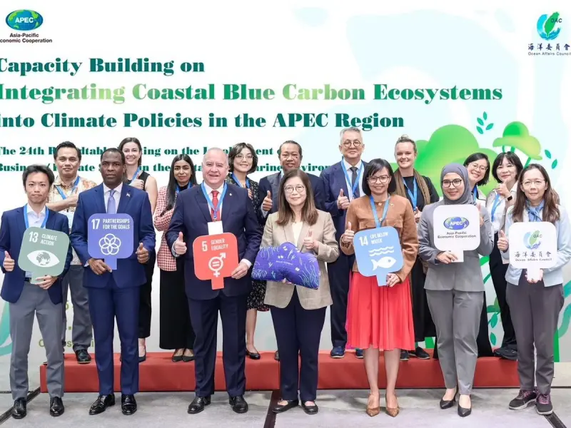 ▲海洋委員會舉辦亞太區域氣候政策納入藍碳之能力建構研習營活動，由海洋委員會主任委員管碧玲(前排中)主持。(圖／海洋委員會提供)