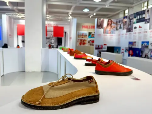 ▲1975年CAMPER首款鞋履Camaleón，由西班牙空運而來。（圖／記者蕭涵云攝）