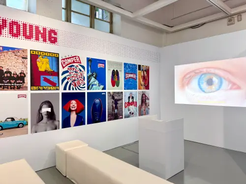 ▲海報區與CAMPER 50週年紀念影片。（圖／記者蕭涵云攝）