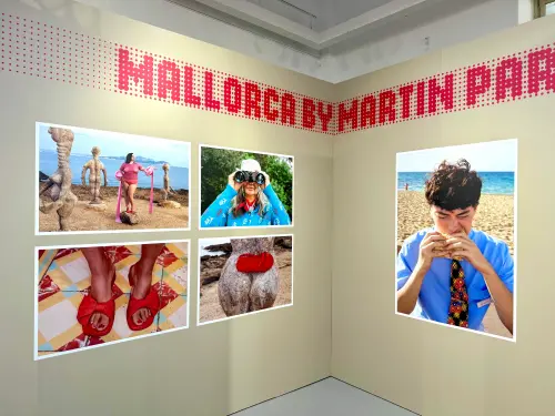 ▲紀實攝影大師馬丁・帕爾為CAMPER拍攝的作品。（圖／記者蕭涵云攝）