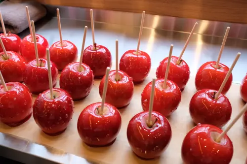 ▲池田喬俊認為使用台灣砂糖製作的蘋果糖，口感上較有「厚度」與「層次感」。（圖／池田喬俊X@pomedamourtokyo）