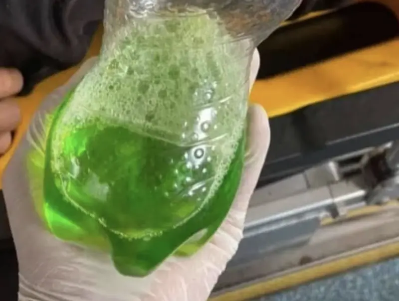 ▲泰國一名男子宿醉後誤把廁所清潔劑當成汽水喝下，數小時後不幸身亡。（圖／翻攝自Khaosod）