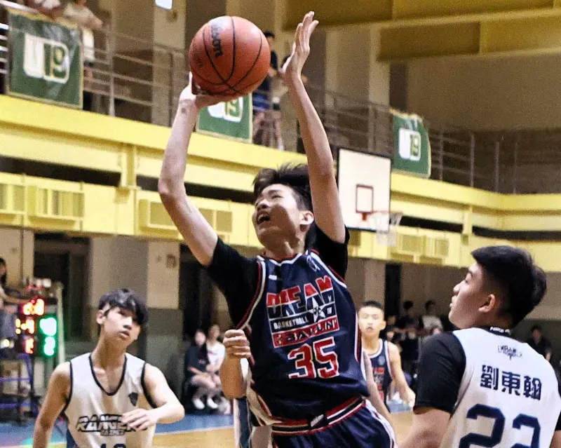 ▲U15組 2B的Ballin隊王震洋在對手包夾中出手上籃。(圖/U19籃球聯盟提供)