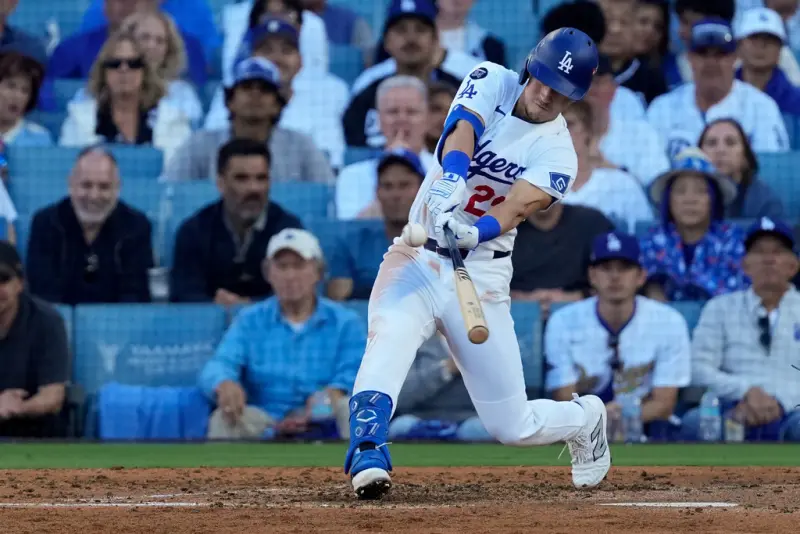 ▲MLB國聯冠軍戰G3，洛杉磯道奇在6局上靠著艾德曼（Tommy Edman）的關鍵超前安，幫助道奇終場以3：1擊敗密爾瓦基釀酒人，系列賽取得3：0的聽牌優勢。（圖／美聯社／達志影像）