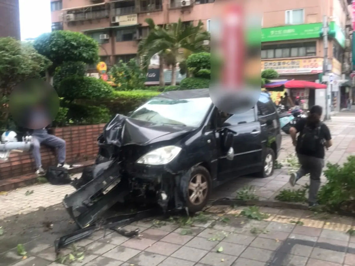 ▲台北市松山區民權東路三段今（17日）上午發生一起驚悚車禍意外。（圖／翻攝畫面）